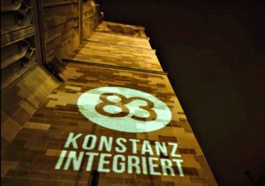 Die 83 als Symbol der Kampagne auf wichtigen Bauwerken in Konstanz.